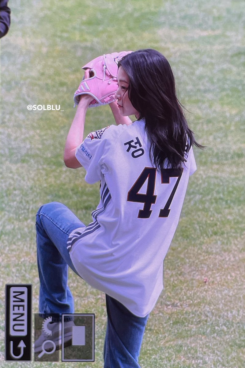 solblu_'s tweet photo. 250427 두산 시구
#정수빈 #ChungSuBin @chungsubin47 https://t.co/H2vQKF93Ht