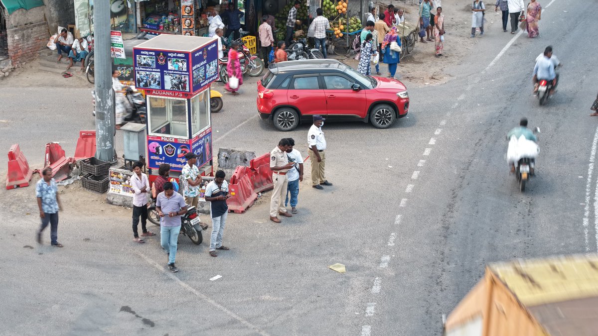BapatlaPolice's tweet photo. “Bapatla Police Go Hi-Tech: Drones &amp; CCTVs Watch Over Towns, Ensuring Safety from the Sky to the Streets”

#PublicSafety #HiTechPolicing #DronesForSafety #SmartSurveillance #ModernPolicing #TusharDudi #IPS #BapatlaPolice #AndhraPradeshPolice #APDGP 

@DudiTushar @APPOLICE100 https://t.co/CPdnj1K93i