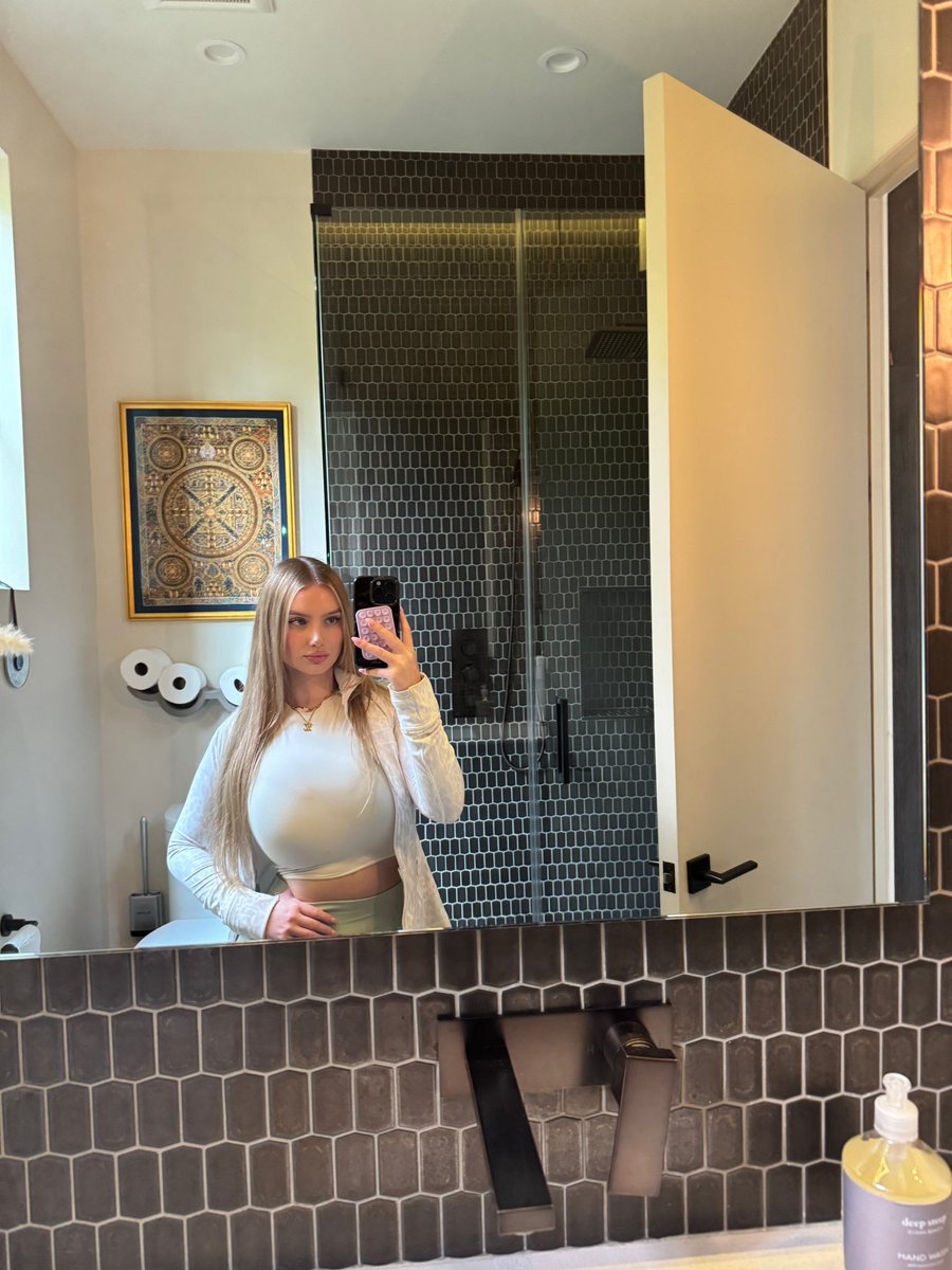 Onlyannakopf's tweet photo. Who wants another? Comment “🍒🤗” https://t.co/RCjCBZduGU
