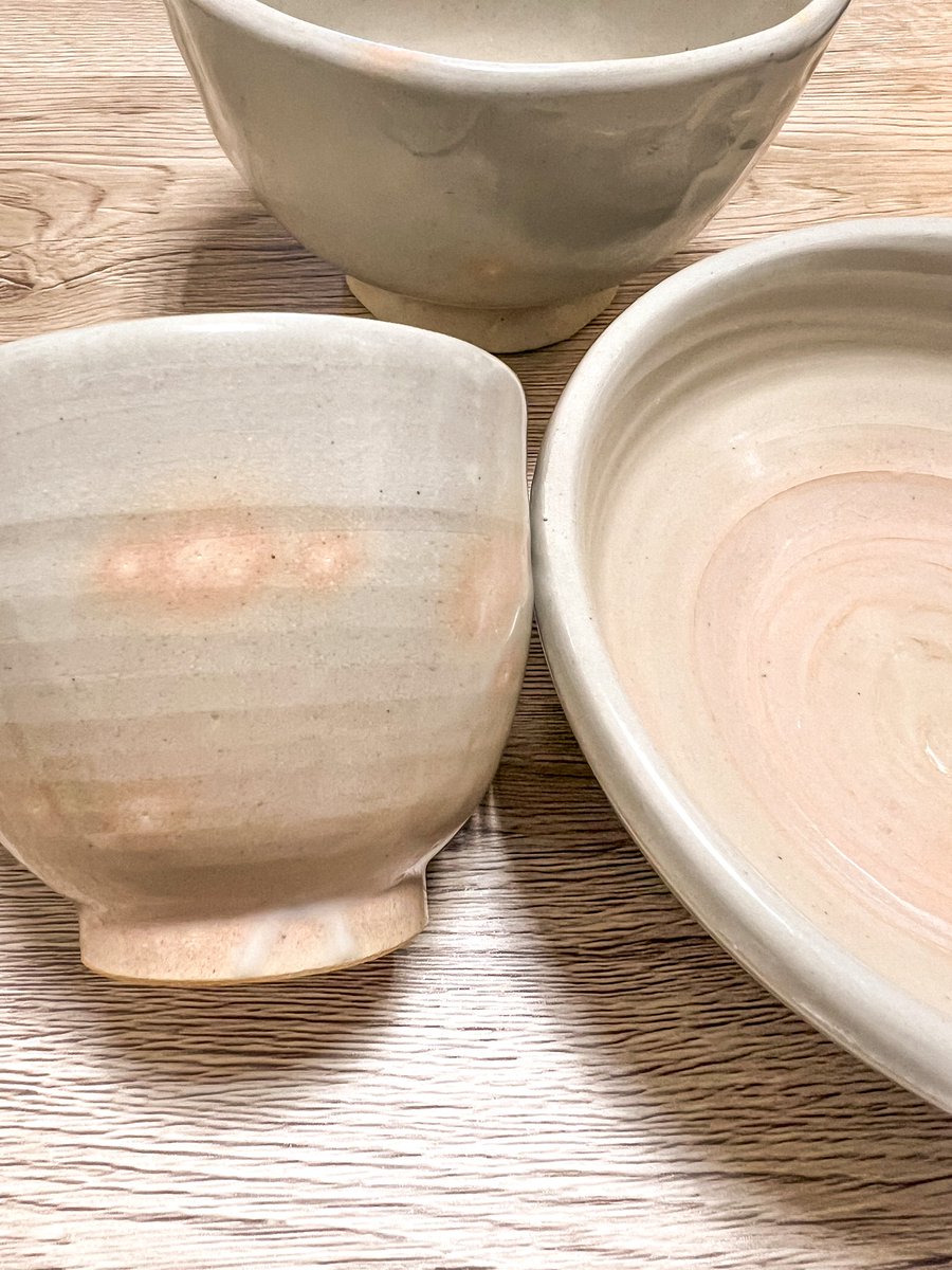 先日届いた朝日焼さんの制作体験で作った器たち🍵🌸
手前2つが先月ろくろで作った湯呑みと中皿、奥のが去年土ひねりで作ったお茶碗。湯呑み、思ったより大きくて茶碗蒸しとかスープ入れるほうが合いそうw もりもり使っていくぞ✌️