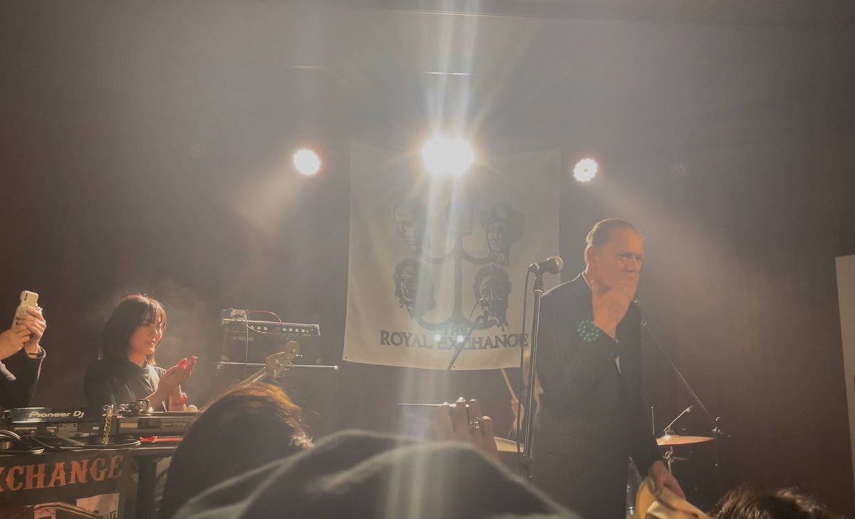 milezodeveso's tweet photo. THE ROYAL EXCHANGE 2025 JAPAN TOUR
TOP BEAT CLUB
100%ポール・シムノン目当てでしたが、DJ方の選曲、MAD3、The Highmartsの演奏、いい歳した観客の悪ノリ（いい意味だよ）と大合唱、全て最高。
10代の頃に買ったCDにサイン、目を見ての握手、The Guns of Brixton生歌、繰り返しますけど、全て最高！ https://t.co/sRjzqX9Drm