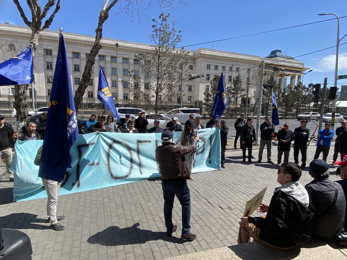 Хэлмэгдэгсдийн хөшөөний дэргэд 35 жилийн өмнөх Ардчилсан хөдөлгөөний жагсаалыг дурсах, АН-ыг Үндсэн хуулиа зөрчиж бүрдсэн хуйвалдааны Засгийн газраас гарах шаардлага хүргүүлэх жагсаал болж байна.