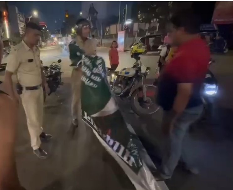 क्या महाराष्ट्र पाकिस्तान में है ?

मुंबई में एक युवक पाकिस्तानी झंडे को जमीन पे चिपकाने लगा तो वहां मौजूद पुलिस ने उससे झंडा छीन लिया

और बोले तुम महाराष्ट्र में ऐसा नहीं कर सकते
उक्त युवक का कहना है उसे गाली दी पुलिस ने

Hello <a href="/Dev_Fadnavis/">Devendra Fadnavis</a> जी
क्या महाराष्ट्र में भी पाकिस्तान