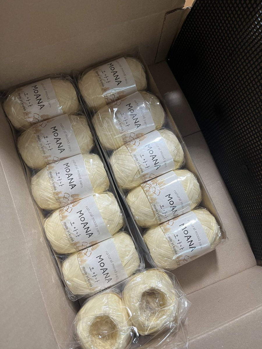 아티산호보백 만들었습니다
실이 참 좋네요 가볍고 탄탄하고 색도 다양하게 이쁜것 많고 인기 많은 실이라 단종걱정도 없는!
만들기 꽤 힘이 드는데 실용적이고 완성작이 참 이뻐요