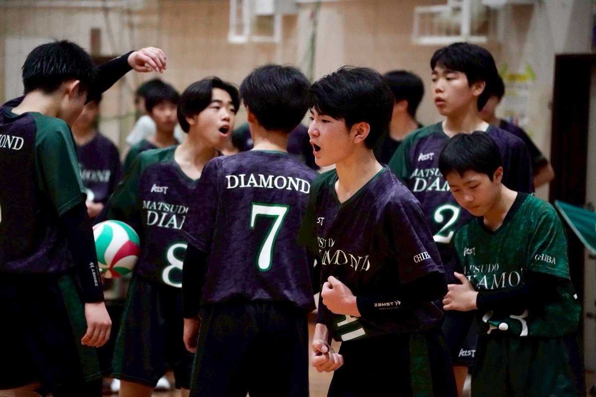 diamond_vbc's tweet photo. 【中体連クラブチーム】
4/26(土)は、コーチ陣も昔出場していた伝統ある船橋近隣大会に出場してきました！
結果は…
(予選リーグ)
vs白山中
●0-2○
vs勝田台中
○2-0●
リーグ2位(決勝T進出ならず…💦)

強豪校相手にボコボコにされるかと思いましたが、後半粘って20点台に乗せられたのはプラスかと…✨
それでもまだ��だ課題ばかりが見つかった1日でした。

さぁ来週はいよいよ松戸市内大会です！
練習しましょう🔥
#松戸ダイヤモンド
#バレーボール
#volleyball
