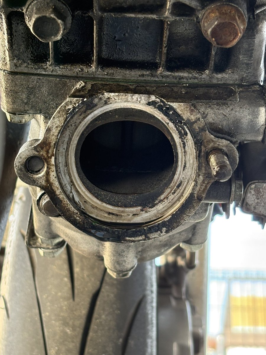 bori_0622mc21's tweet photo. なんでチャンバーを外す度に同じスタッドボルトが折れてるの？
毎回前バンクの内側のボルトでもう3回目なんだけど...。 https://t.co/4ObB9k5smd