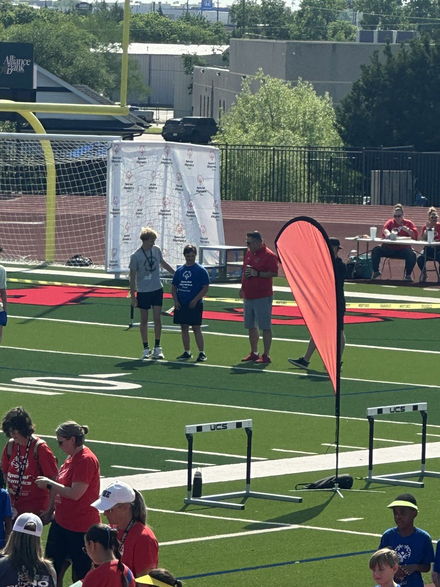 BraydenUqb's tweet photo. Had fun this Friday helping out at #specialolympics with my buddyβs and enjoyed talking with all the other kids around me at the track meet!!
@coachrodneywebb #rockwallisd #track #PartnerPE https://t.co/rT9BFsZS2a