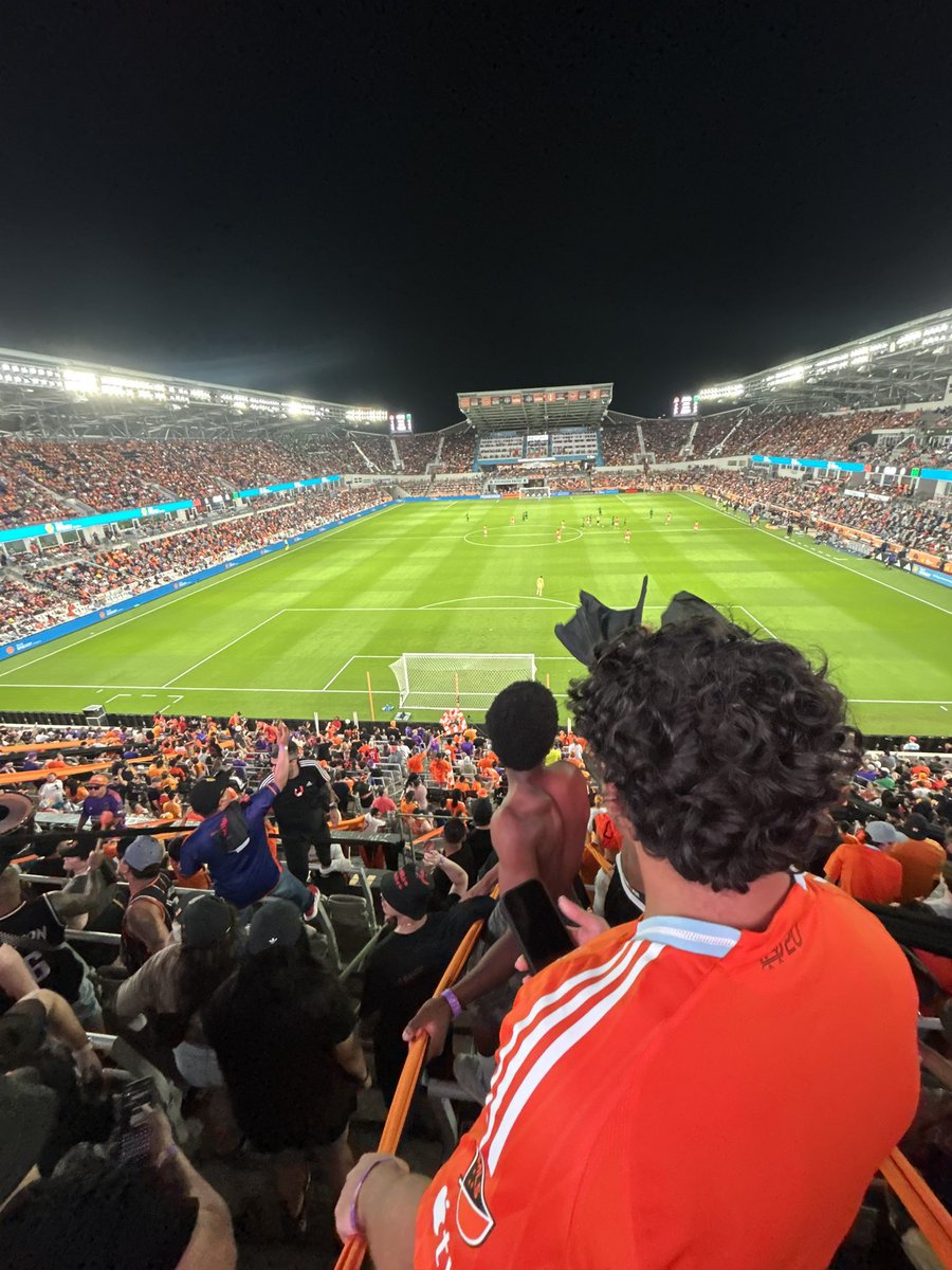 sam8inho's tweet photo. 🍊siempre alentando https://t.co/YznYx14GZk