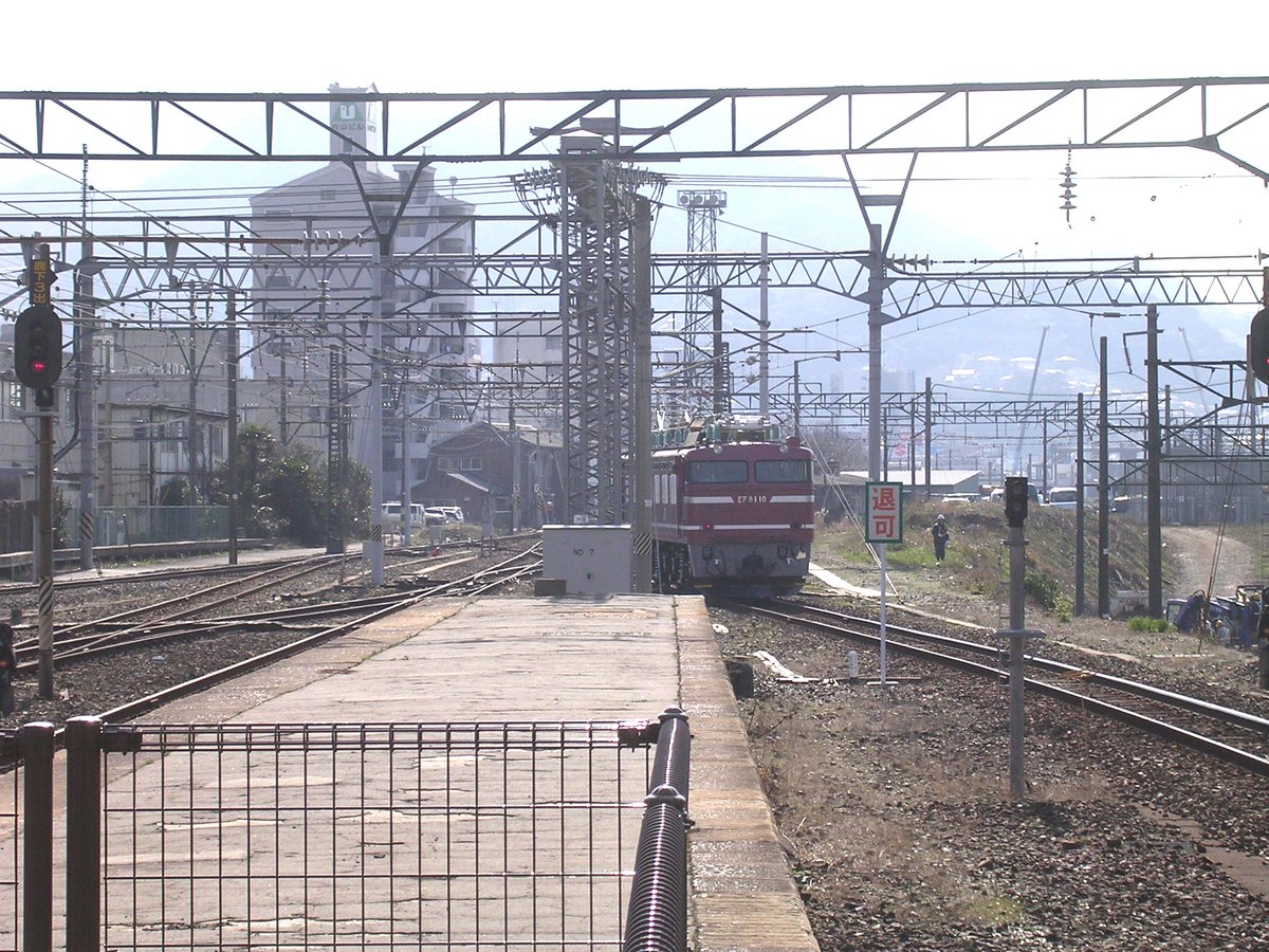 JR_Ishitetsu's tweet photo. 2007年の2月に門司駅でEF81-10の試運転に遭遇したことがあるのですが、その際に取り付けられたものかもしれませんね(走行時に取り付けられたかは不明です)。 https://t.co/ALulbjzolh