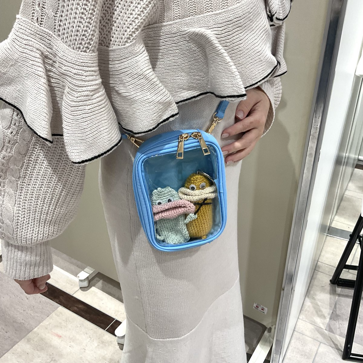 【#REARARE】
『OSHI TO DATE第3弾』春奈るな×リアレア ぬいポ付A4面フリル痛バッグ

ポリナイロンフリルトートバッグ＋ポーチ✨ ビニール面はA4クリアファイルが入るサイズ🌟
ぬい活用ポーチ付き🧸
 縦型⇔横型に切り替えて使える仕様に、バッグにかけてもポーチ単体でも使用可能