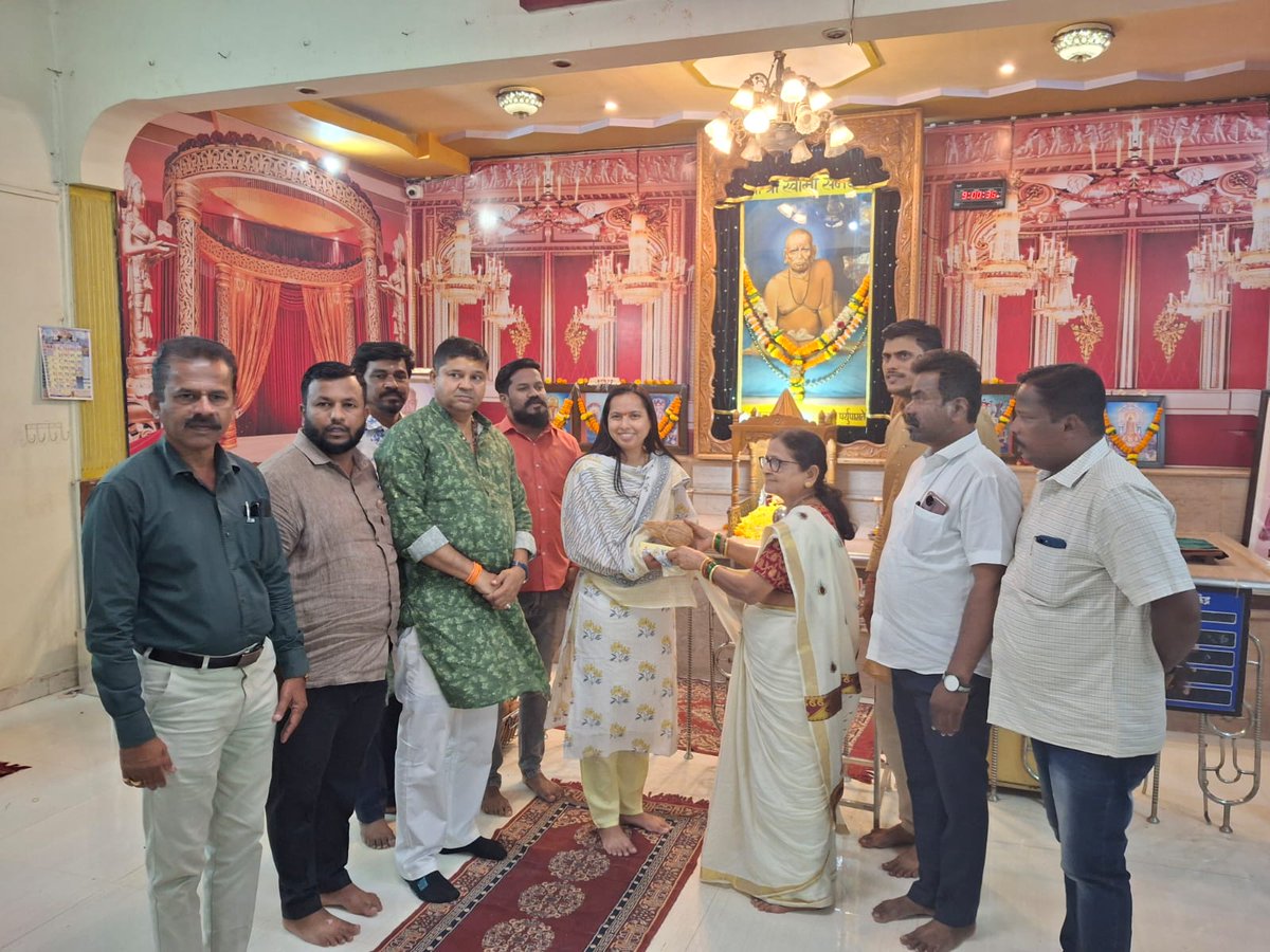 SamirShedge's tweet photo. श्री स्वामी समर्थ महाराज पुण्यतिथी निमित्त अष्टमी क���ंद्रात चालू असलेल्या सप्ताह निमित्त महाराष्ट्र राज्याच्या महिला बालविकास मंत्री अदिती ताई तटकरे यांनी मठात जाऊन श्री स्वामी समर्थ महाराजांचे मनोभावे दर्शन घेतले.अष्टमी केंद्रातील सेवेकऱ्यांनी ताईंचा  सत्कार केला https://t.co/UpqQhFkl9I