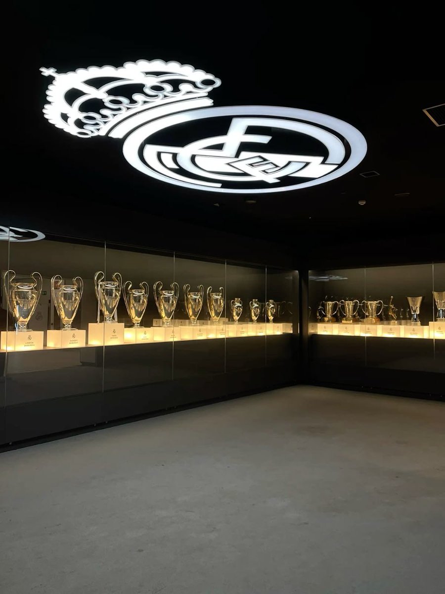 قل للحمير وإن طالت معالِفُها
لنْ تسبق الخيلَ في ركضِ الميادينِ

#ريال_مدريد