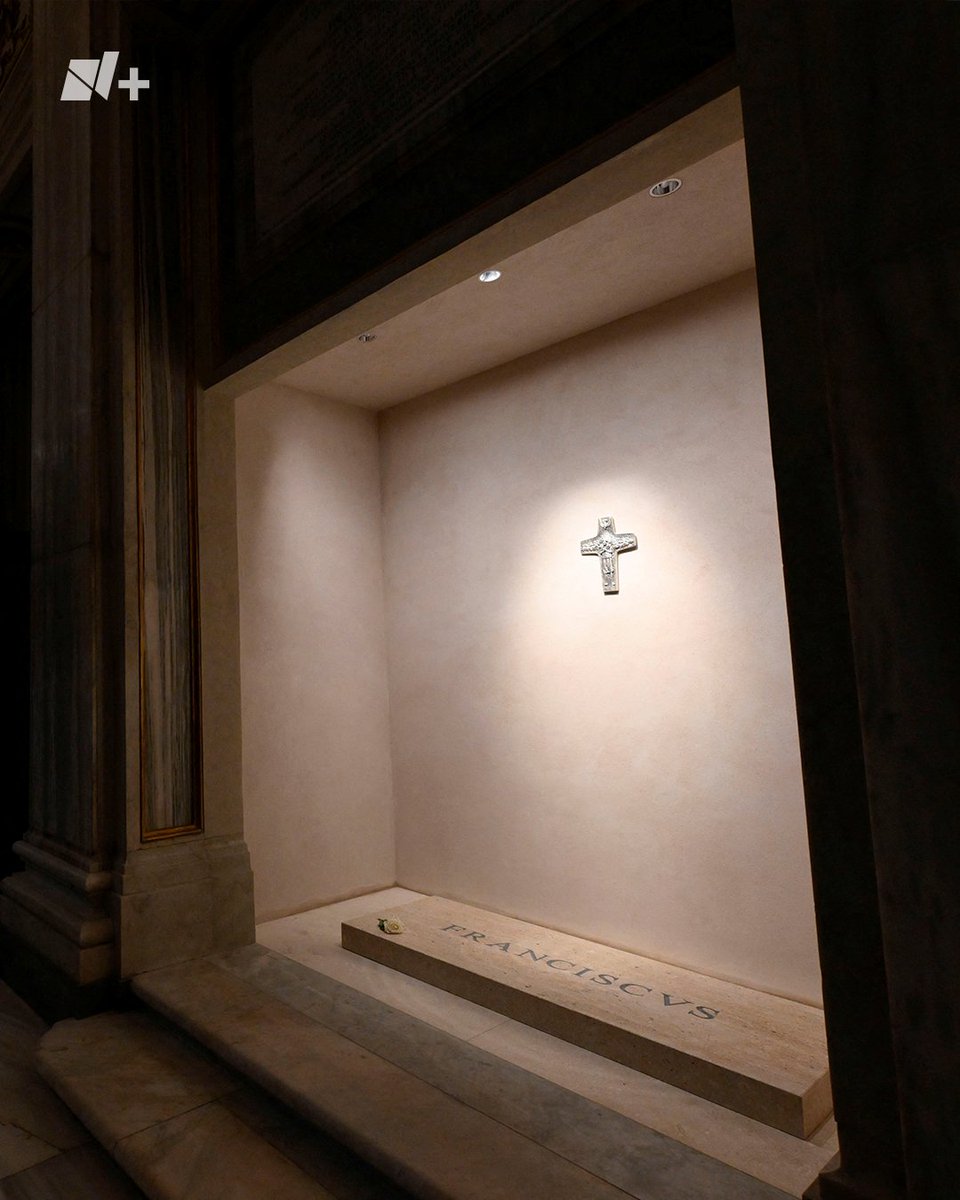 La basílica de Santa María la Mayor de Roma abrió a primera hora este domingo para que los fieles puedan visitar la tumba del papa Francisco.

Foto: Reuters