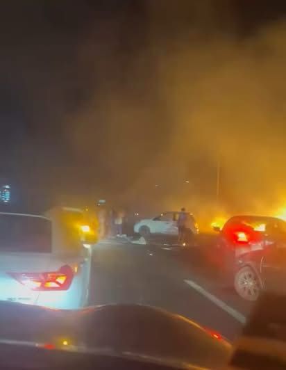 yucatanahora's tweet photo. BLOQUEAN LA CARRETERA MÉRIDA-CANCÚN POR APAGONES Y FALTA DE AGUA

#Yucatán | Vecinos de San Pedro Nohpat, en el municipio de Kanasín, salieron a protestar la noche de este sábado debido a la falta de electricidad y agua potable, servicios que, aseguran, no tienen en algunos casos desde hace más de 48 horas.

#YucatánAhora #ComunicaYA 

Conoce más 👇 
https://t.co/G600F9NFRX