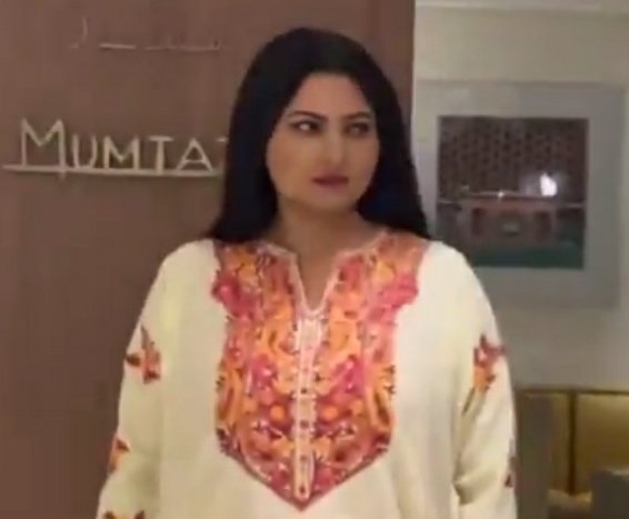 आतंकी हमले के बाद से पूरा देश सदमें है. उन बहनों के आंसू भी अभी सूखे नही होंगे जिन्होंने अपने घर का स्तंभ खोया है.

Chitra Tripathi जम्मू कश्मीर में फाइव स्टार होटल में रील बना रही है. चित्रा त्रिपाठी को शर्म आनी चाहिए, रिपोर्टिंग करने गईं हैं या पिकनिक मनाने ?

अगर ऐसी रील