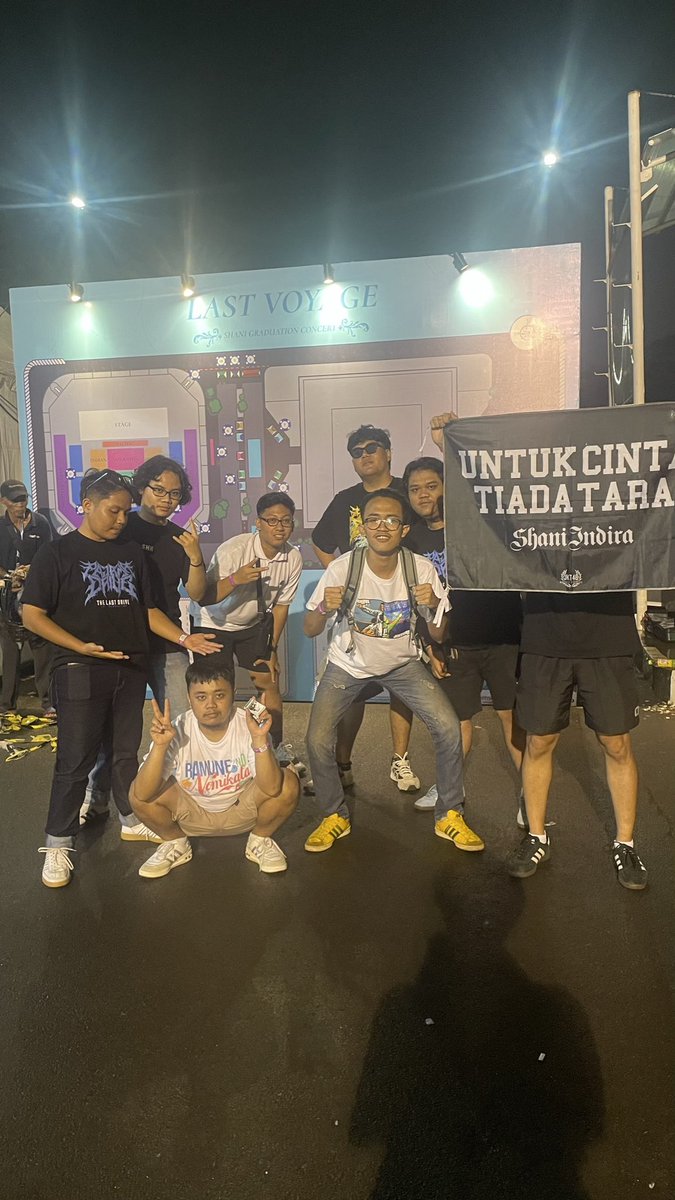 agathaardhii's tweet photo. salah satu event terbaik yang pernah gua tonton bersama arek” lucu, btw ga kerasa ya ci dah setahun? @_shanindira https://t.co/wgyD9MODiy