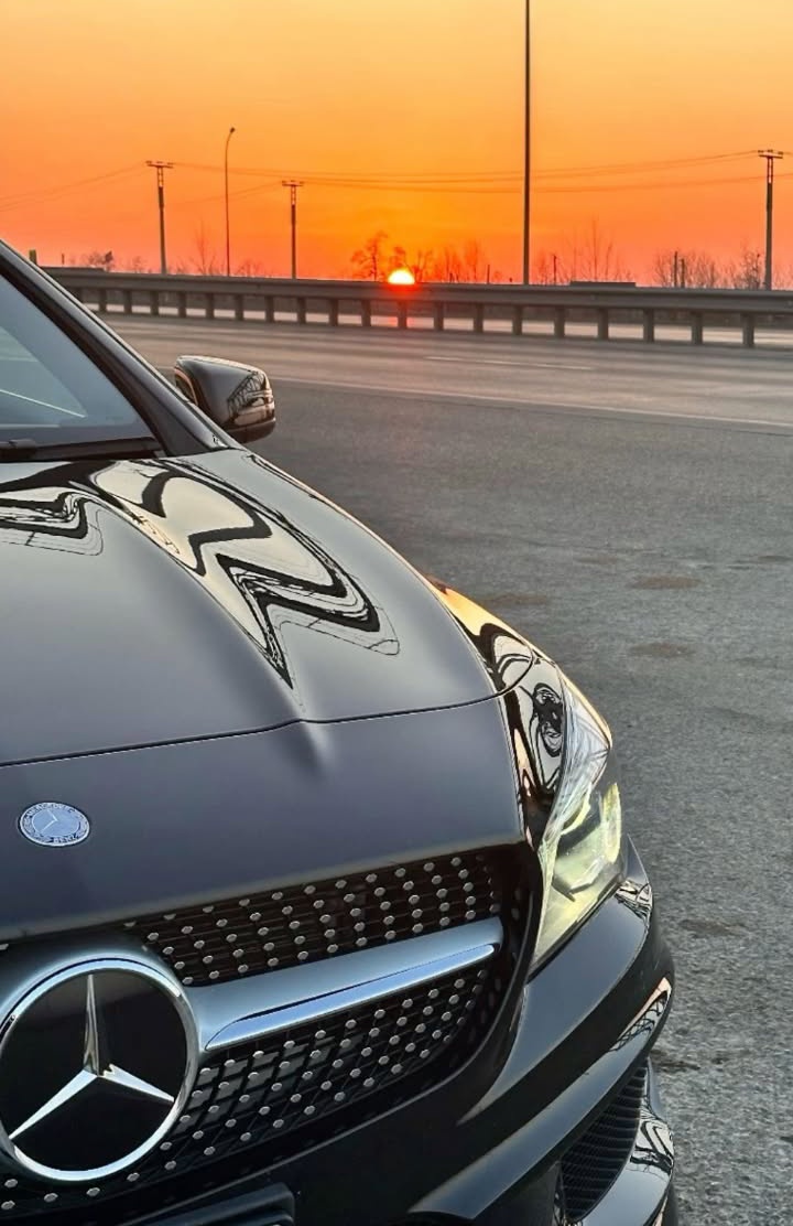 Tahniyatmehdi14's tweet image. On the way through nature, a glimpse of the green outside the window.🌄📸✨

#ScenicViews #MountainMagic
#VisualEscape #SkyLovers