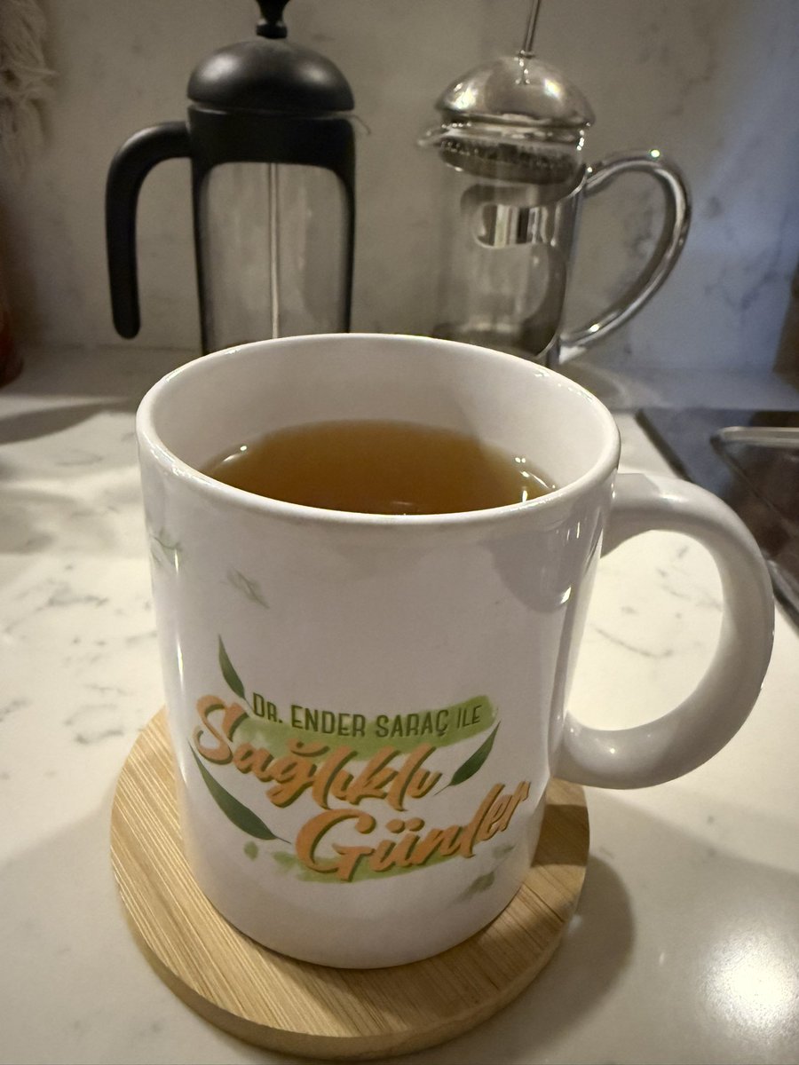 1 fincan #yeşilçay,aç karnına, spor öncesi (eğer gastrit-taşikardiniz yoksa) metabolizmayı canlandırır, ödem çözmeye ve #zayıflama ya yardımcı olur #antioksidan etkisiyle serbest radikallerle savaşarak yaşlanmayı geciktirir kansere karşı savaşır. Tabi ki şekersiz içilmeli #pazar