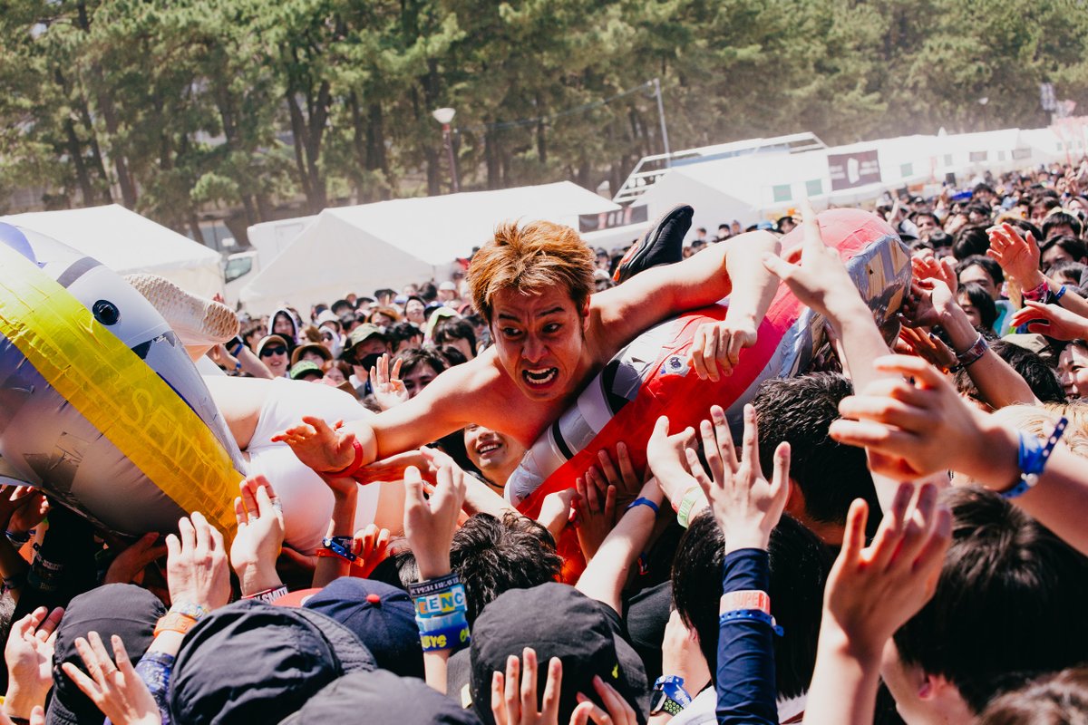TRIANGLE_FAMIRY's tweet photo. 🌊Live Photo🌊
 
TRIANGLE 2025
4/27(日)@ シーサイドももち海浜公園地行浜ビーチ内特設ステージ
 
「四星球」
 
photo by. 
@kawado_photo

https://t.co/C8LlmWrNNo
#TRIANGLE2025 https://t.co/aGynpCFLMq