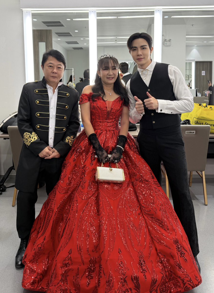 zee_pruk's tweet photo. @CwrNew @TheNextPrinceTH เอฟซีครับท่านป๊าท่านม๊าาา https://t.co/moiwPJnf6G