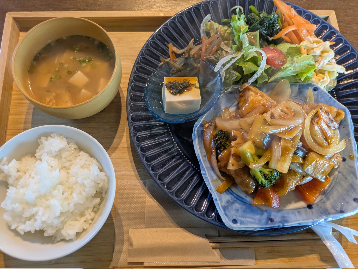 hokke67581691's tweet photo. 何年振りの再会。
#ランチ
#BLUEMOONCAFE
#徳島
#再会 https://t.co/nYFWBagTc7