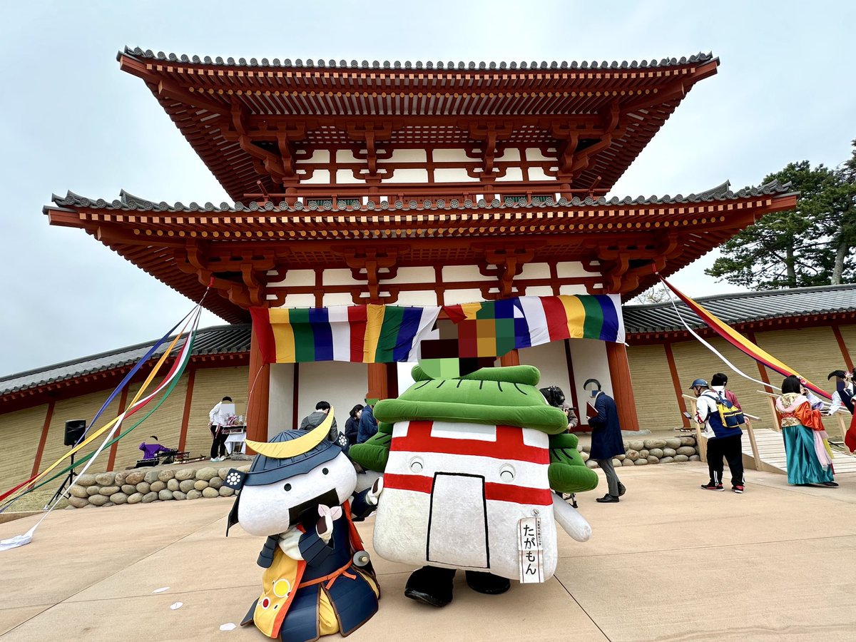 「4/25(金)に復元した多賀城南門が公開され、さらに多賀城跡ガイダンス施設もオープンしましたよ！復元された南門は色鮮やかできれいでした。ガイダンス施設では、多賀城1300年の歴史をデジタル映像などで見学することができますよ！みんなも是非見に行ってみてね♪」#むすび丸