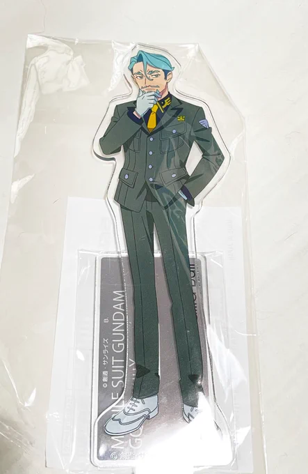 あとようやく4月発送のデカアクスタきたああ!!!待ってたよぉ〜!!トッパンではとっくに売ってんだけどプレバンで予約しちゃったから店頭で買えなかったの切なかった〜ようやく会えたね…!!大佐達にもご挨拶… 