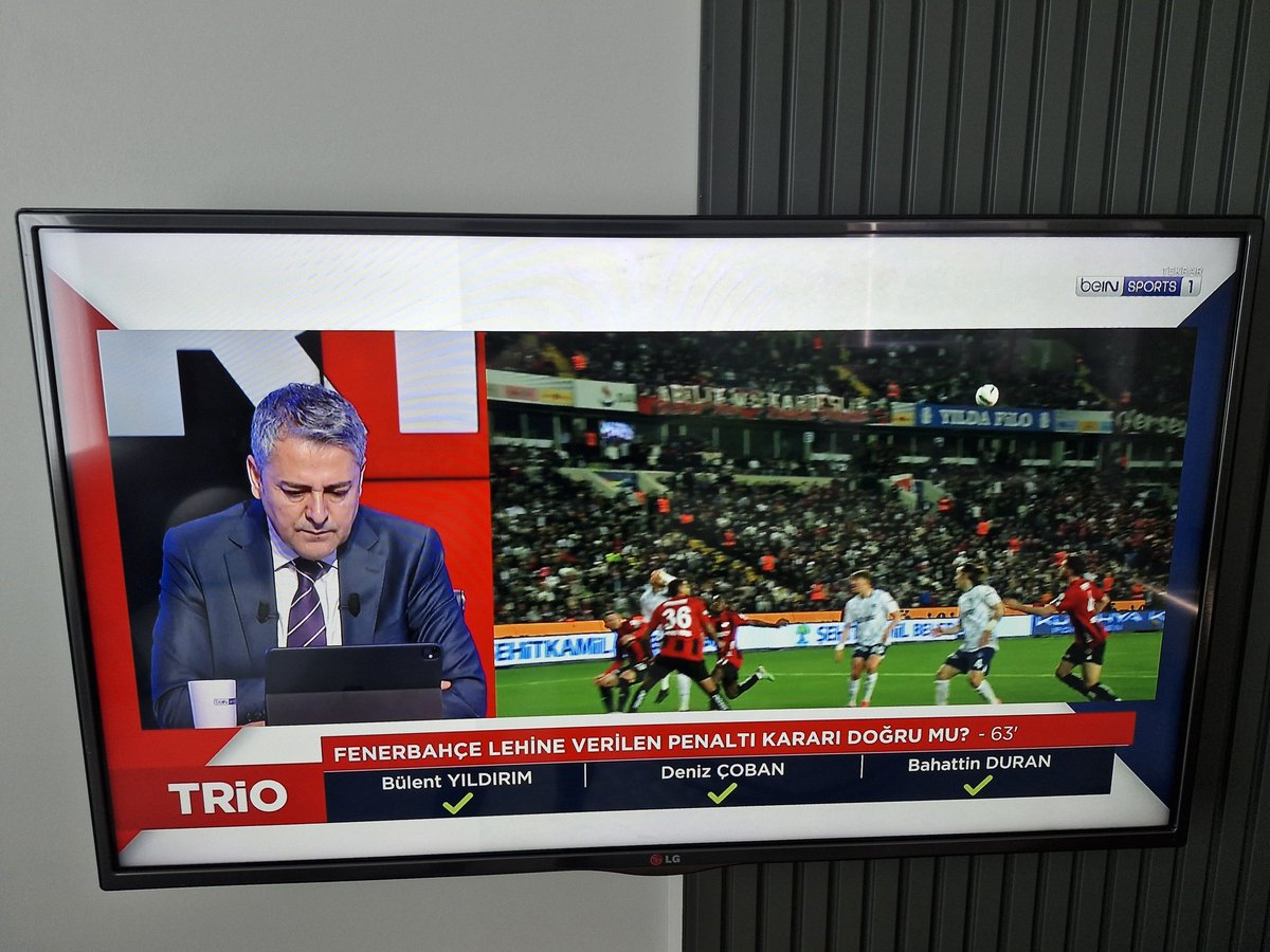 Kaç penaltı verilmedi buna penaltı değil diyen her hafta maymun gibi kendini yerden yere atan Galatasaraylı yalancı futbolcular yeter artık bir susun...#yeter #fenerbahçeyedokunma #şikecigalatasaray