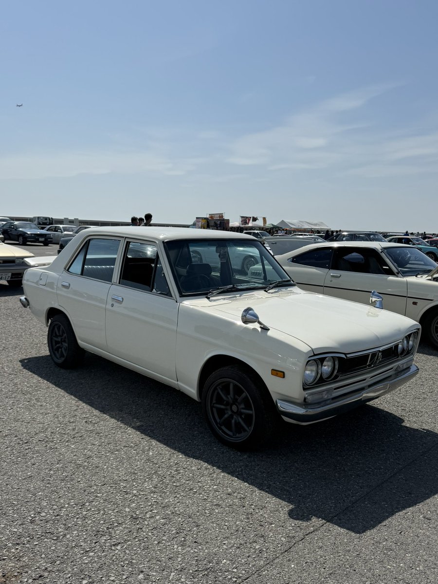 mcckayo's tweet photo. 「ノスタルジック＆ハチマルミーティング2025」でSqueeze Worksの
お客様と打ち合わせ。

“旧車好き”がつながるとイケてる旧車がまた増えますよ♫
新しい車に仕上がっていくのが楽しみです。

#ノスタルジックヒーロー #ハチマルミーティング #旧車好き  #ご縁に感謝 #クラシックカー #squeezeworks https://t.co/HlNMDHfTpK