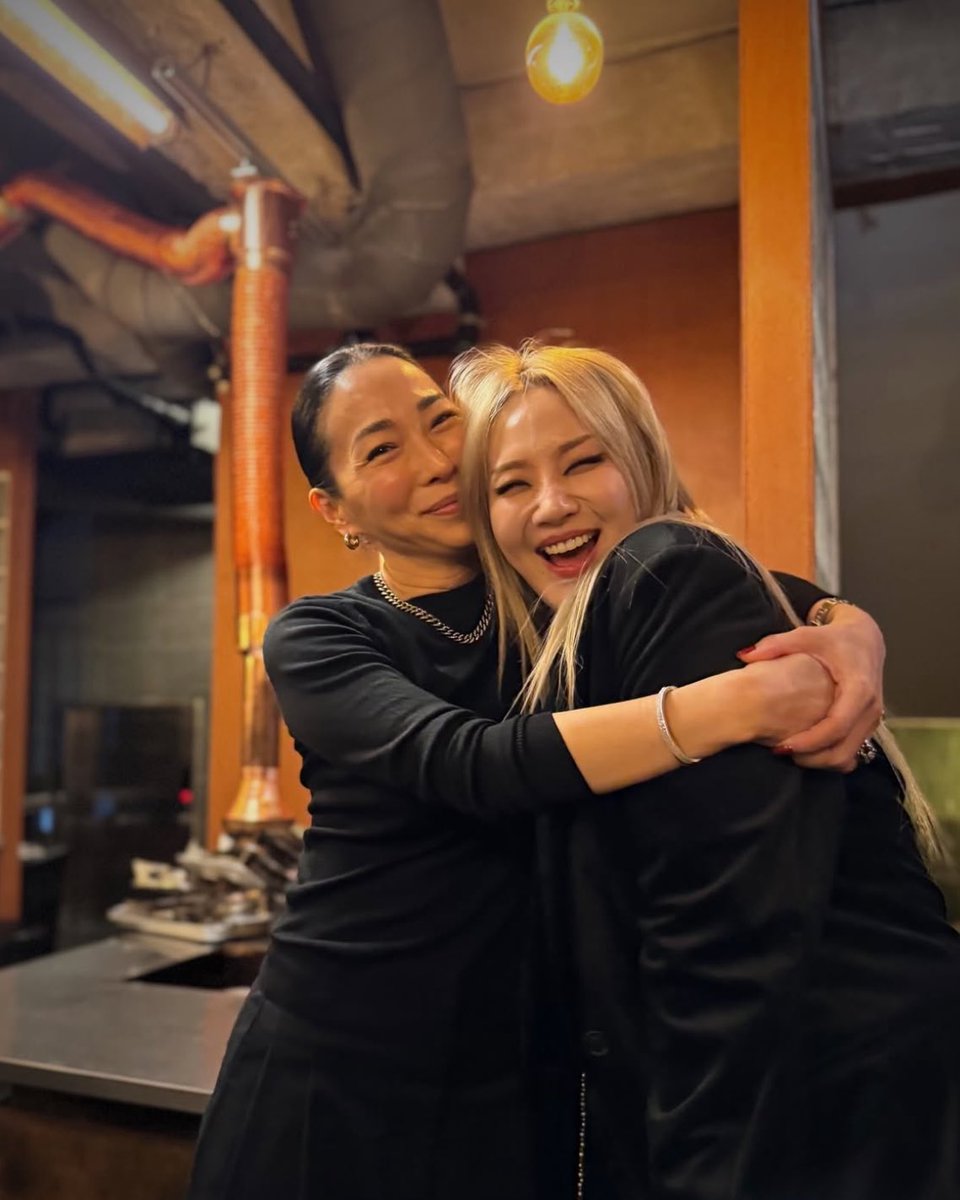 memealuvzCLx's tweet photo. CL &amp; 2NE1 with Cynthia Oh, Executive Visual Director at THEBLACKLABEL. 

📸 ad_meliohra https://t.co/6zAHOOgWGG