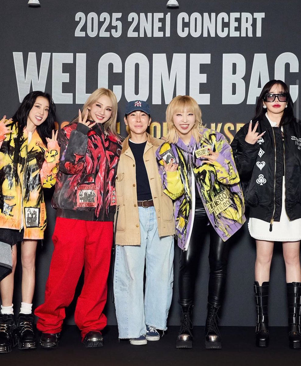 memealuvzCLx's tweet photo. CL &amp; 2NE1 with Cynthia Oh, Executive Visual Director at THEBLACKLABEL. 

📸 ad_meliohra https://t.co/6zAHOOgWGG