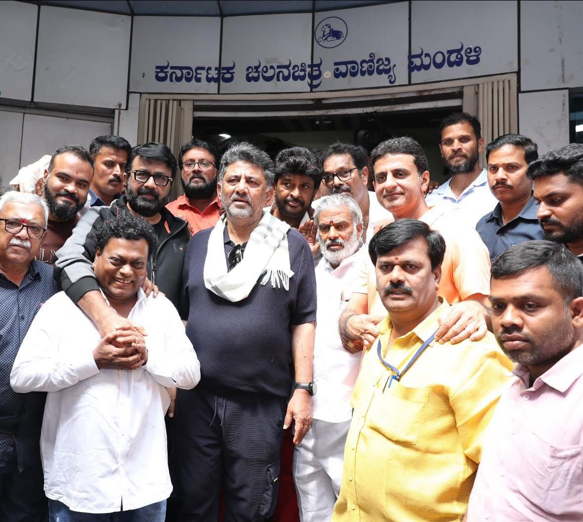 mlanaharis's tweet photo. ಕರ್ನಾಟಕ ಚಿತ್ರರಂಗದ ಅನರ್ಘ್ಯ ರತ್ನ ಡಾ. ರಾಜಕುಮಾರ್ ಅವರ ಜನ್ಮದಿನದ ಪ್ರಯುಕ್ತ ಕರ್ನಾಟಕ ಚಲನಚಿತ್ರ ವಾಣಿಜ್ಯ ಮಂಡಳಿಯು ಚಿತ್ರರಂಗದ ಕಲಾವಿದರು, ಸದಸ್ಯರು ಮತ್ತು ಅವರ ಕುಟುಂಬದವರಿಗಾಗಿ ಉಚಿತ ಆರೋಗ್ಯ ಶಿಬಿರವನ್ನು ಆಯೋಜಿಸಿದ್ದರು. ಸನ್ಮಾನ್ಯ ಉಪಮುಖ್ಯಮಂತ್ರಿಗಳಾದ @DKShivakumar ಕಾರ್ಯಕ್ರಮವನ್ನು ಉದ್ಘಾಟಿಸಿದರು. ಕರ್ನಾಟಕ ಚಲನಚಿತ್ರ ಮಂಡಳಿಯ ಅಧ್ಯಕ್ಷರಾದ ಎಂ. ನರಸಿಂಹಲು, ಕರ್ನಾಟಕ ಚಲನಚಿತ್ರ ಅಕಾಡೆಮಿಯ ಅಧ್ಯಕ್ಷ ಸಾಧು ಕೋಕಿಲ, ಶಾಸಕರಾದ @ArshadRizwan ಹಾಗೂ ಚಿತ್ರರಂಗದ ಪ್ರಮುಖ ಸದಸ್ಯರು ಭಾಗವಹಿಸಿದ್ದರು.