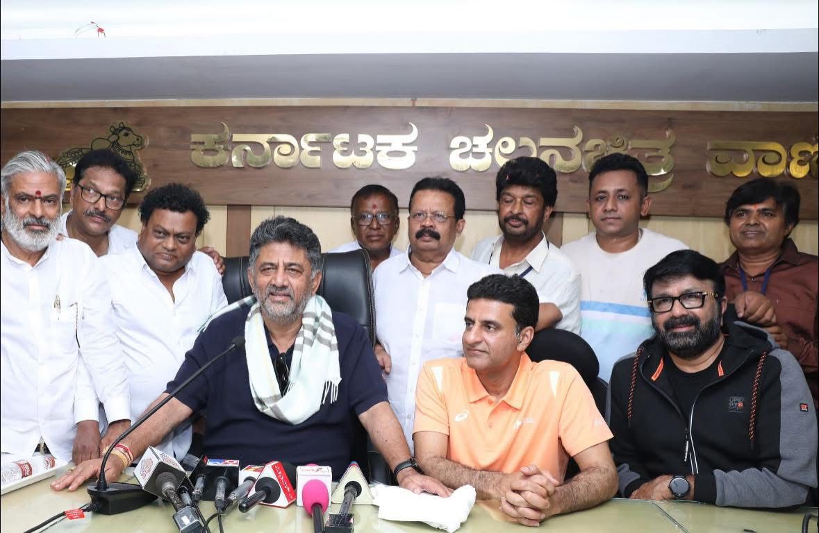 mlanaharis's tweet photo. ಕರ್ನಾಟಕ ಚಿತ್ರರಂಗದ ಅನರ್ಘ್ಯ ರತ್ನ ಡಾ. ರಾಜಕುಮಾರ್ ಅವರ ಜನ್ಮದಿನದ ಪ್ರಯುಕ್ತ ಕರ್ನಾಟಕ ಚಲನಚಿತ್ರ ವಾಣಿಜ್ಯ ಮಂಡಳಿಯು ಚಿತ್ರರಂಗದ ಕಲಾವಿದರು, ಸದಸ್ಯರು ಮತ್ತು ಅವರ ಕುಟುಂಬದವರಿಗಾಗಿ ಉಚಿತ ಆರೋಗ್ಯ ಶಿಬಿರವನ್ನು ಆಯೋಜಿಸಿದ್ದರು. ಸನ್ಮಾನ್ಯ ಉಪಮುಖ್ಯಮಂತ್ರಿಗಳಾದ @DKShivakumar ಕಾರ್ಯಕ್ರಮವನ್ನು ಉದ್ಘಾಟಿಸಿದರು. ಕರ್ನಾಟಕ ಚಲನಚಿತ್ರ ಮಂಡಳಿಯ ಅಧ್ಯಕ್ಷರಾದ ಎಂ. ನರಸಿಂಹಲು, ಕರ್ನಾಟಕ ಚಲನಚಿತ್ರ ಅಕಾಡೆಮಿಯ ಅಧ್ಯಕ್ಷ ಸಾಧು ಕೋಕಿಲ, ಶಾಸಕರಾದ @ArshadRizwan ಹಾಗೂ ಚಿತ್ರರಂಗದ ಪ್ರಮುಖ ಸದಸ್ಯರು ಭಾಗವಹಿಸಿದ್ದರು.