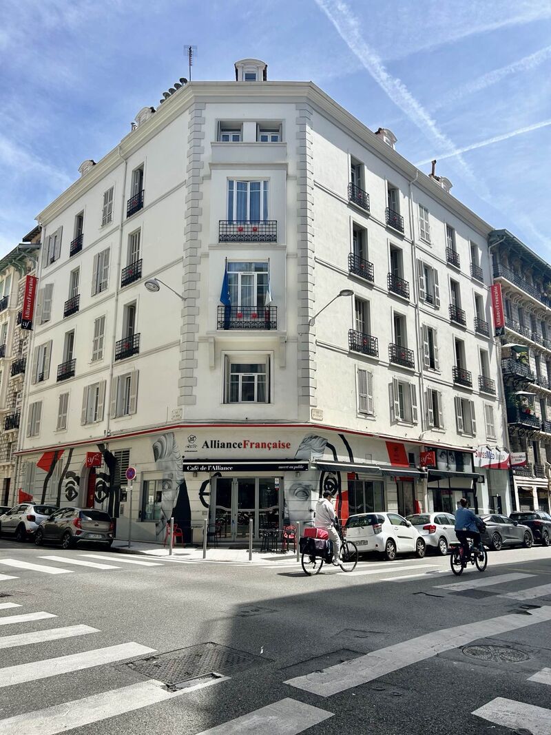 L'ALLIANCE FRANÇAISE       
1er réseau culturel mondial       
présent dans 130 pays sur les 5 continents       
L'AF de #Nice ren #France :