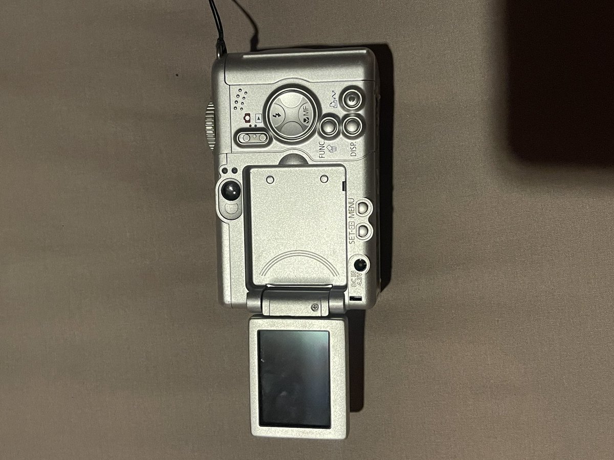 daisieee_lee's tweet photo. Canon a95 digital camera 
Flip screen 
Condition 9.5/10 
Very new 
Ready ina dom jkt rare item!!!
Semuanya aman 
Kamera digital https://t.co/NqWVg61Sf6
