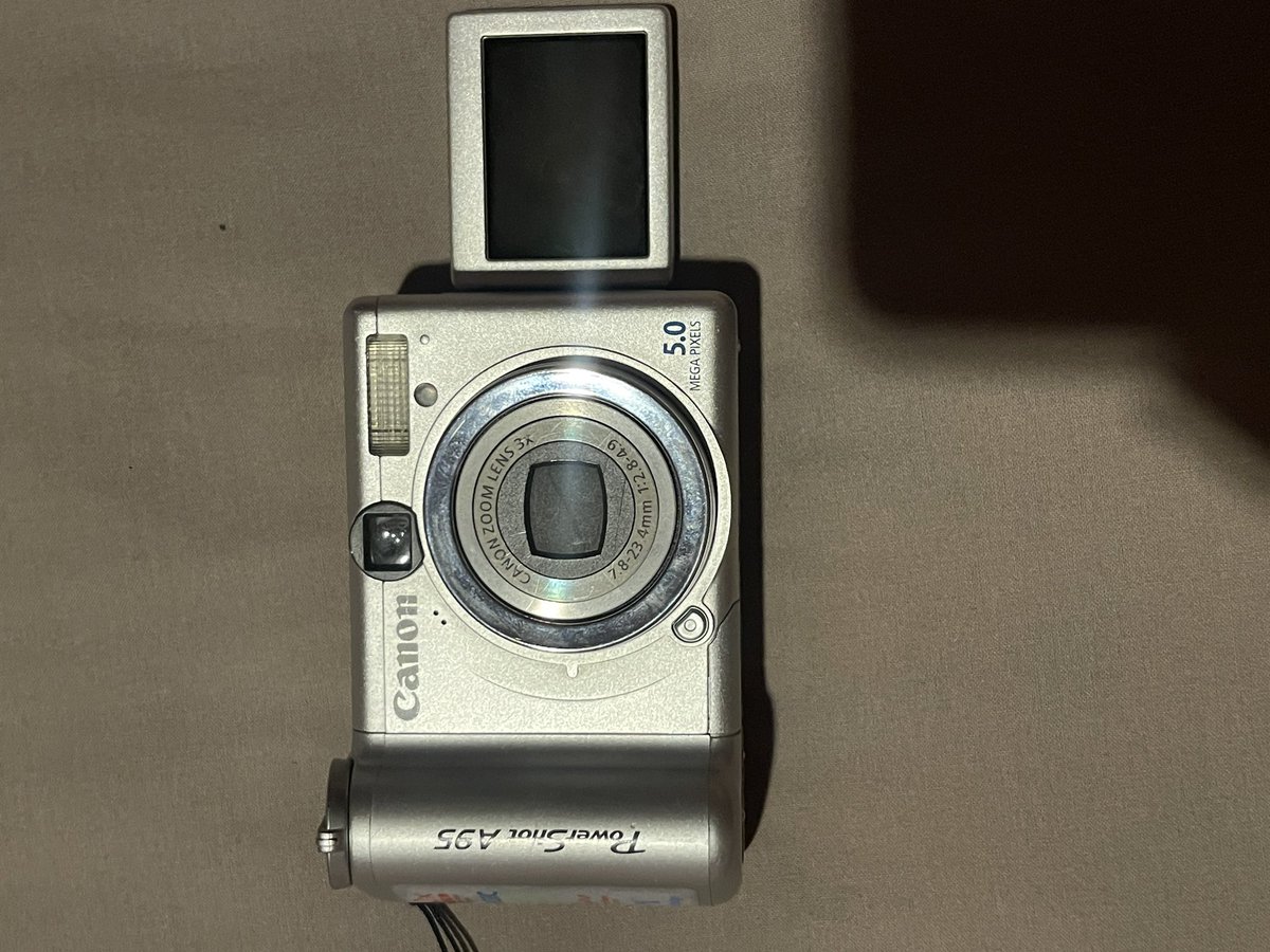 daisieee_lee's tweet photo. Canon a95 digital camera 
Flip screen 
Condition 9.5/10 
Very new 
Ready ina dom jkt rare item!!!
Semuanya aman 
Kamera digital https://t.co/NqWVg61Sf6