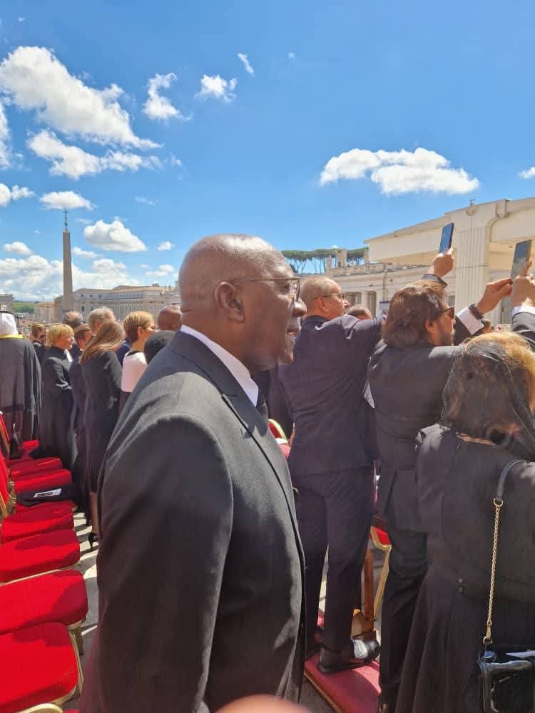 O vice-presidente de #Cuba  Salvador Valdés participa em Roma na Missa exequial pelo passamento físico do Papa Francisco.