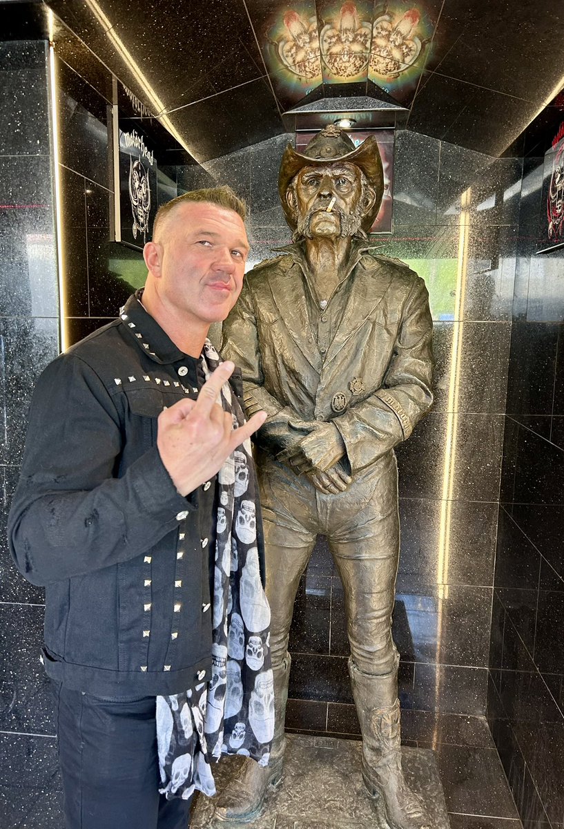 Before I win the TNA World Title at  <a href="/ThisIsTNA/">TNA Wrestling</a> #Rebellion in Los Angeles tomorrow, I had to hit up my favorite spot on the Sunset Strip, the <a href="/Rainbowlive/">Rainbow Bar & Grill</a> Enjoy this picture of a god and a king. #KingofTNA #Lemmy