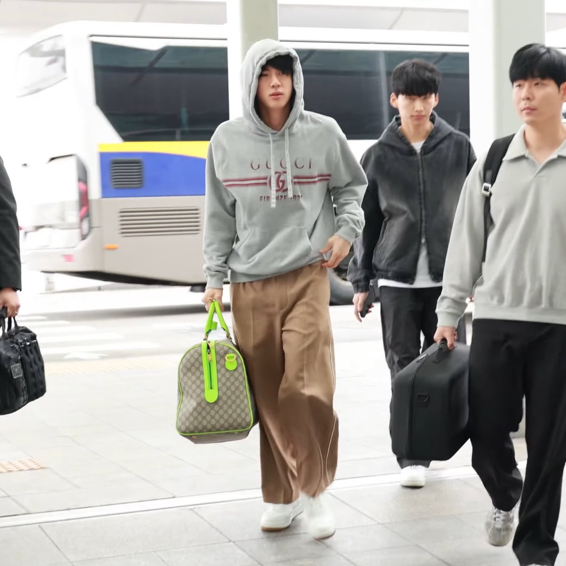 epiphanq's tweet photo. have a safe flight seokjin!💗 https://t.co/SIt6uHfUcy