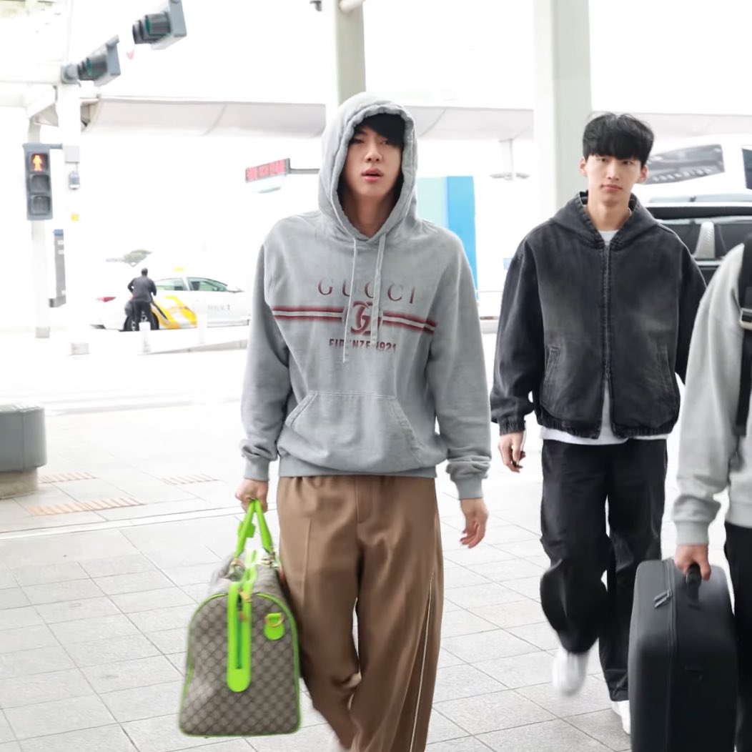 epiphanq's tweet photo. have a safe flight seokjin!💗 https://t.co/SIt6uHfUcy