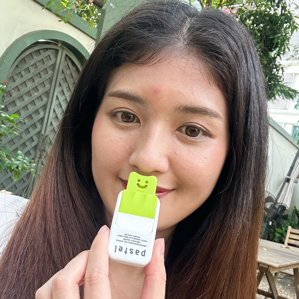 nooktiyaa's tweet photo. ชั้นชอบดีไซน์ยาดมนี้มาก พกง่ายบางแค่ 1.9 ซม.เอง เปิดมาดมฝาก็ไม่หายตามฉบับยาดม Pastel ความจึ้งอีกอย่างคือกลิ่นเป็นแบบรีฟิลเปลี่ยนไส้ได้ด้วยนะ มีทั้งหมด 4 กลิ่น แต่นี่ชอบกลิ่นตะไคร้มาก มันหอมแบบสดชื่นอ่ะ ไม่ฉุนเลย แล้วกลิ่นเค้าแน่นมากกก ใช้ได้นาน แถมรักษ์โลกด้วย กลิ่นหมดก็ซื้อรีฟิลมาใส่ได้ต่อ ราคาก็ไม่แพง เคส 29 บาท ไส้รีฟิล 29 บาทเอง #ยาดมพาสเทล #ยาดมบ๊างบาง #ยาดมสุดสลิม