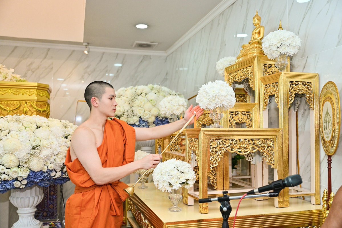 Tuhan, tolong selalu berikan kebaikan untuk anak baik ini dan seluruh keluarganya. berikan kesehatan, keindahan dan kebahagiaan selalu untuk Fourth dan orang-orang yang ia sayangi.

Fourth, kamu mengantarkan ayah kamu ke tempat paling indah dan damai. 🕊️🤍