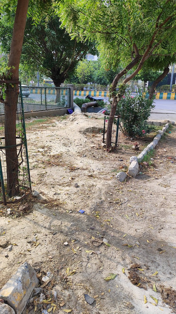 #Noida
<a href="/CeoNoida/">CEO, NOIDA Authority</a> <a href="/CPCB_OFFICIAL/">Central Pollution Control Board</a> <a href="/noida_authority/">NOIDA Authority</a> 
Sec 77-76 main road sec 77 opposite mahagun 
dust free zone  पिछले 6 महीने से घिस गया था कितनी बार बोल चुके हैं पर कोई सुनवाई नहीं ठेकेदार पर कार्रवाई क्यों नहीं होते घास क्यों नहीं लगाई जाती?