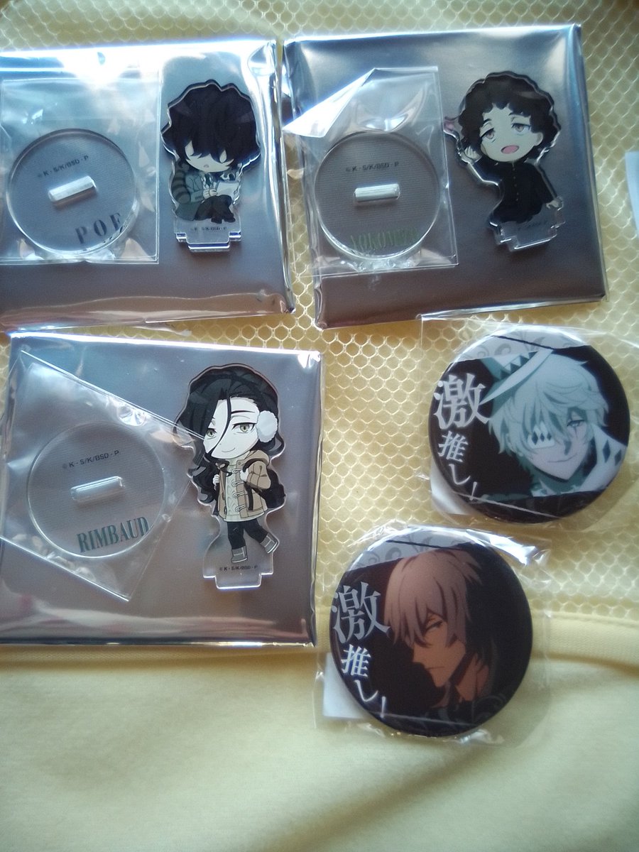 KomaScarf's tweet photo. #BSD #文スト
久々の戦利品
学園（エイプリルフール）のグッズが出ていたのに気づき、缶バッジとブロマイドは無かったのでアクスタと他のを購入！親の方で推しが出た為、アクスタは辻村さんと、スナップは赤丸のと交換。某本屋で（画像4枚目）をお迎え。最高に楽しかった✨ https://t.co/7ugFxMjdDT