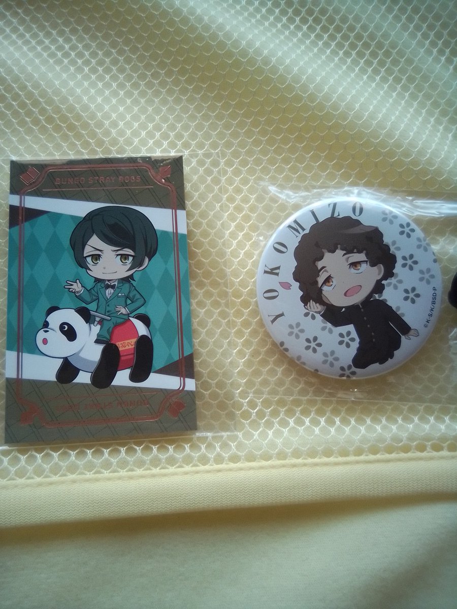 #BSD #文スト
久々の戦利品
学園（エイプリルフール）のグッズが出ていたのに気づき、缶バッジとブロマイドは無かったのでアクスタと他のを購入！親の方で推しが出た為、アクスタは辻村さんと、スナップは赤丸のと交換。某本屋で（画像4枚目）をお迎え。最高に楽しかった✨