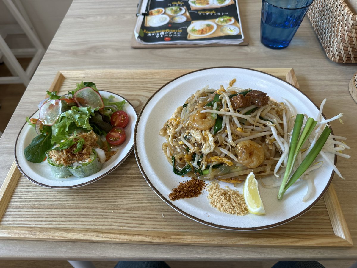 MLfreak's tweet photo. 結局そこでは何も食べず、近所に気になってたタイ料理屋さんが出来ていたのでパッタイを食べてテイクアウトでココナッツラテクリームを買いました
どちらもうまうまのうま🐎で
雰囲気も良くてまた行こうと思います😃
#タイ料理
#パッタイ
#ココナッツラテクリーム
#HomeCha https://t.co/08OlRd6sam