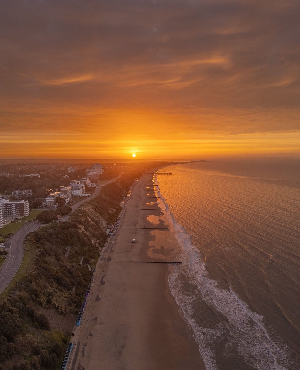 Sunrise shimmering over the bay... #LoveBournemouth⁠
⁠
📸: <a href="/soulmotionmedia/">Soul Motion</a>