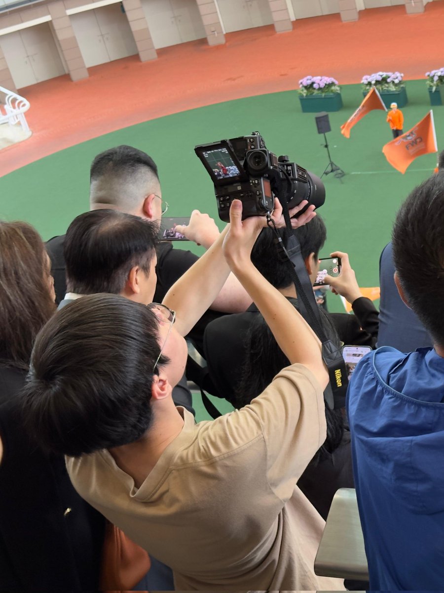 MCC06088054's tweet photo. 追星辛酸畫面流出 🤡
舉機舉到手同膊頭都痺曬 🥴 https://t.co/IL3h4SAo7l