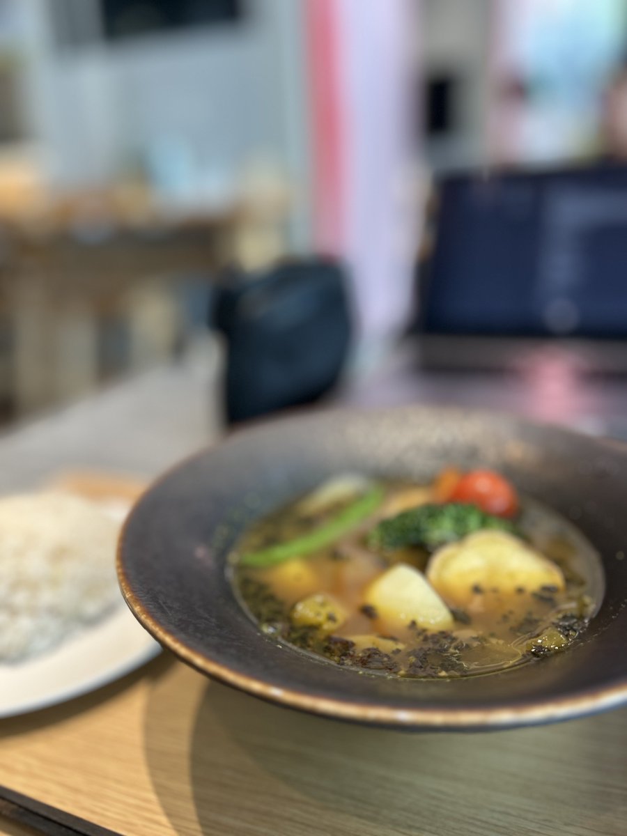 satokatsuaki's tweet photo. ブランニューなアナザージャパンカフェを訪問。野菜ゴロゴロのスープカレー美味しい。学生さんが作っているとは思えないレベル。しかもメニューは企画で変わるらしくそういう点がユニーク。ストアと同様に普通の飲食店が真似出来ないスタイルがやはりアナザージャパンの武器だろう。
@another_jpn_tt https://t.co/HoM62lSTiF