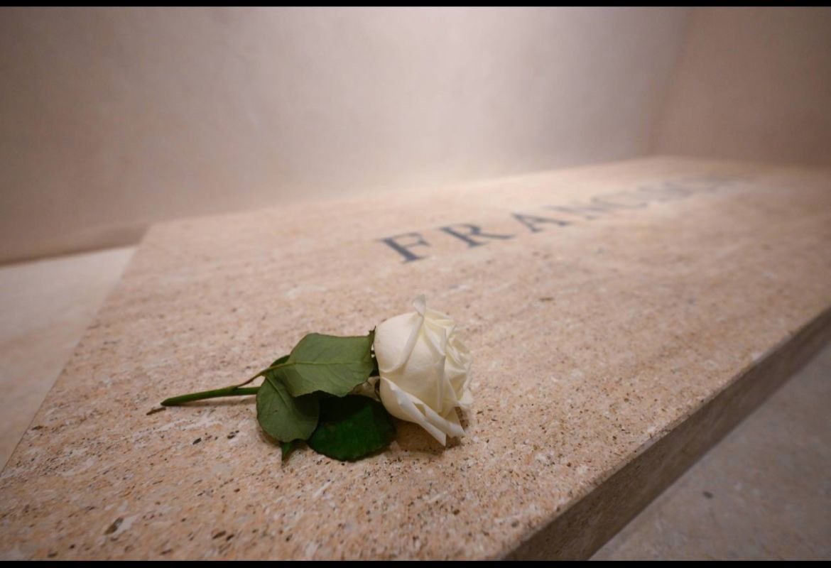 vaticannews_pt's tweet image. “Requiescat in pace”

As primeiras imagens do túmulo do Papa Francisco.

📸 Vatican Media